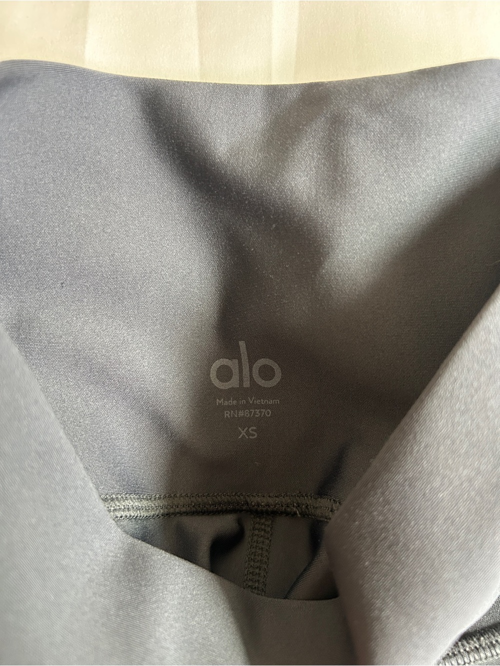 Alo High-Waist Black Leggings in XS - Picture 3 of 8